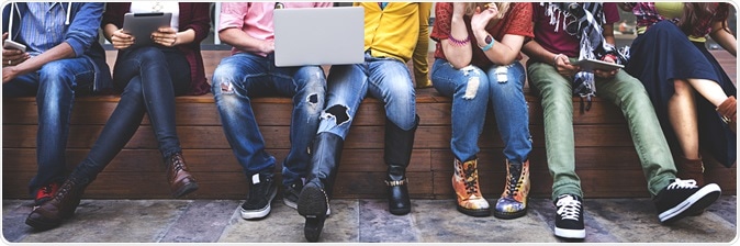 Teenagers hanging out. Image Credit: Rawpixel.com / Shutterstock