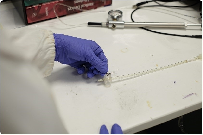 New device offers a quicker, less invasive way to seal tears and holes in blood vessels