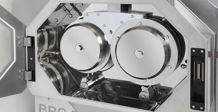 Roller compactor for continuous dry granulation