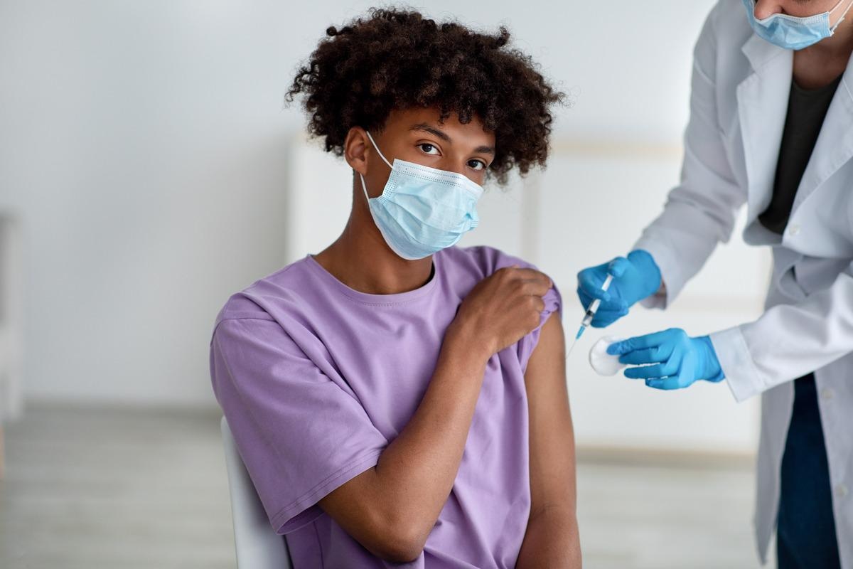 Study: Immunogenicity and reactogenicity of SARS-CoV-2 mRNA and inactivated vaccines in healthy adolescents. Image Credit: Prostock-studio/Shutterstock