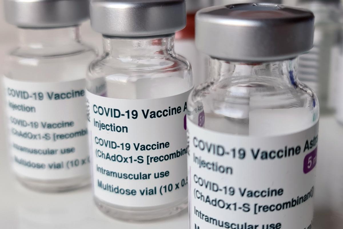 Study: Effectiveness of ChAdOx1-S COVID-19 Booster Vaccination against the Omicron and Delta variants in England. Image Credit: Krummerchen/Shutterstock