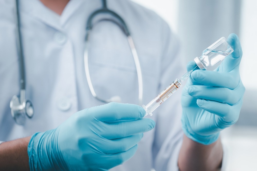 Study: A third vaccine dose equalizes the levels of effectiveness and immunogenicity of heterologous or homologous COVID-19 vaccine regimens. Image Credit: LookerStudio/Shutterstock