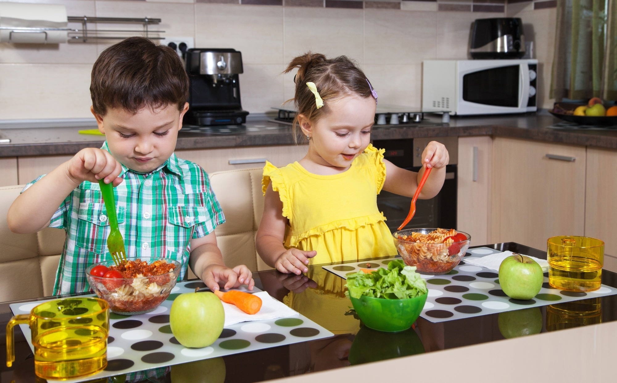 Study: Associations between socioeconomic status, home food availability, parental role-modeling, and children’s fruit and vegetable consumption: a mediation analysis. Image Credit: ggserban/Shutterstock.com