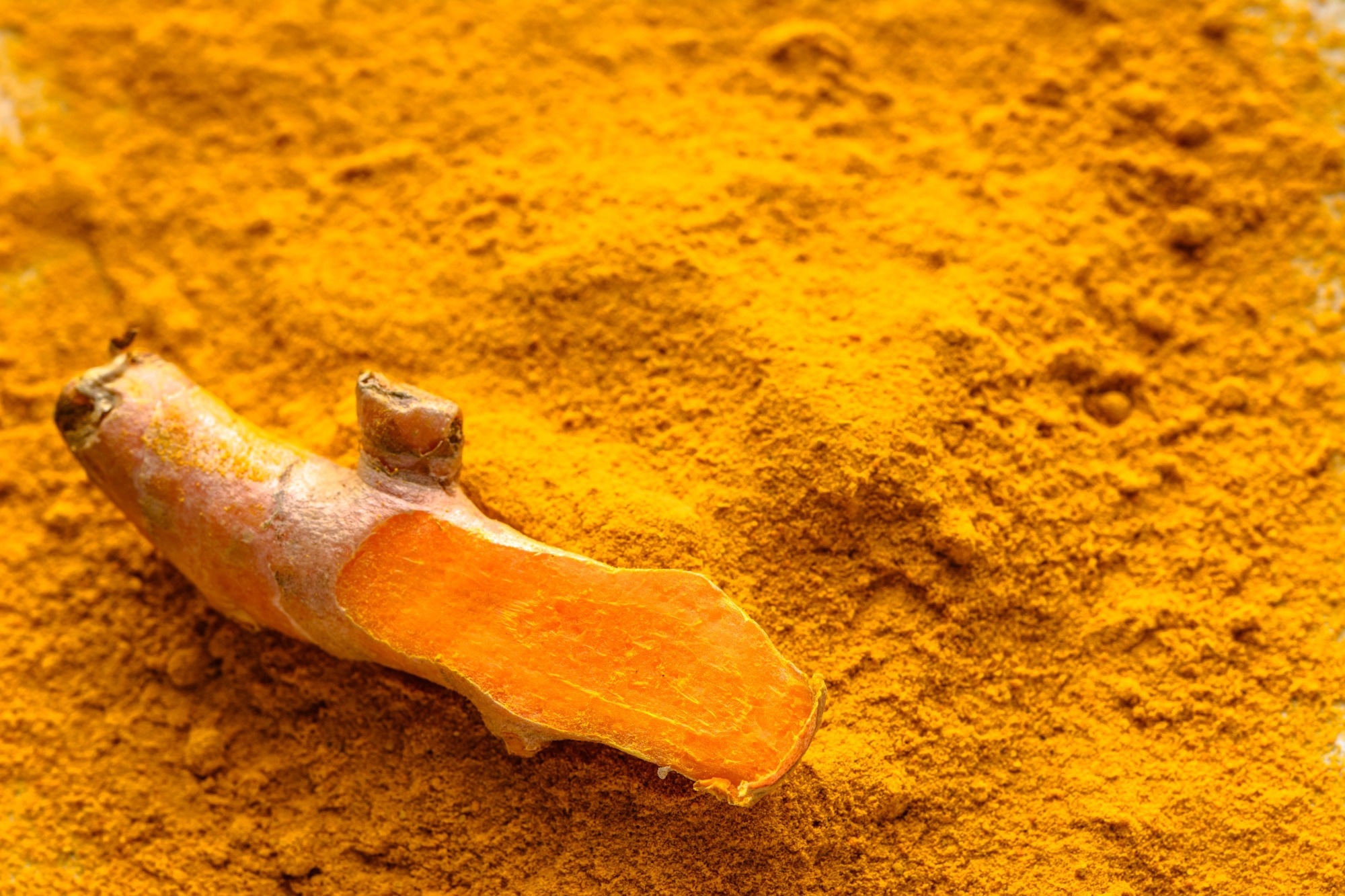 Study: A novel film spray containing curcumin inhibits SARS-CoV-2 and influenza virus infection and enhances mucosal immunity. Image Credit: alicja neumiler / Shutterstock
