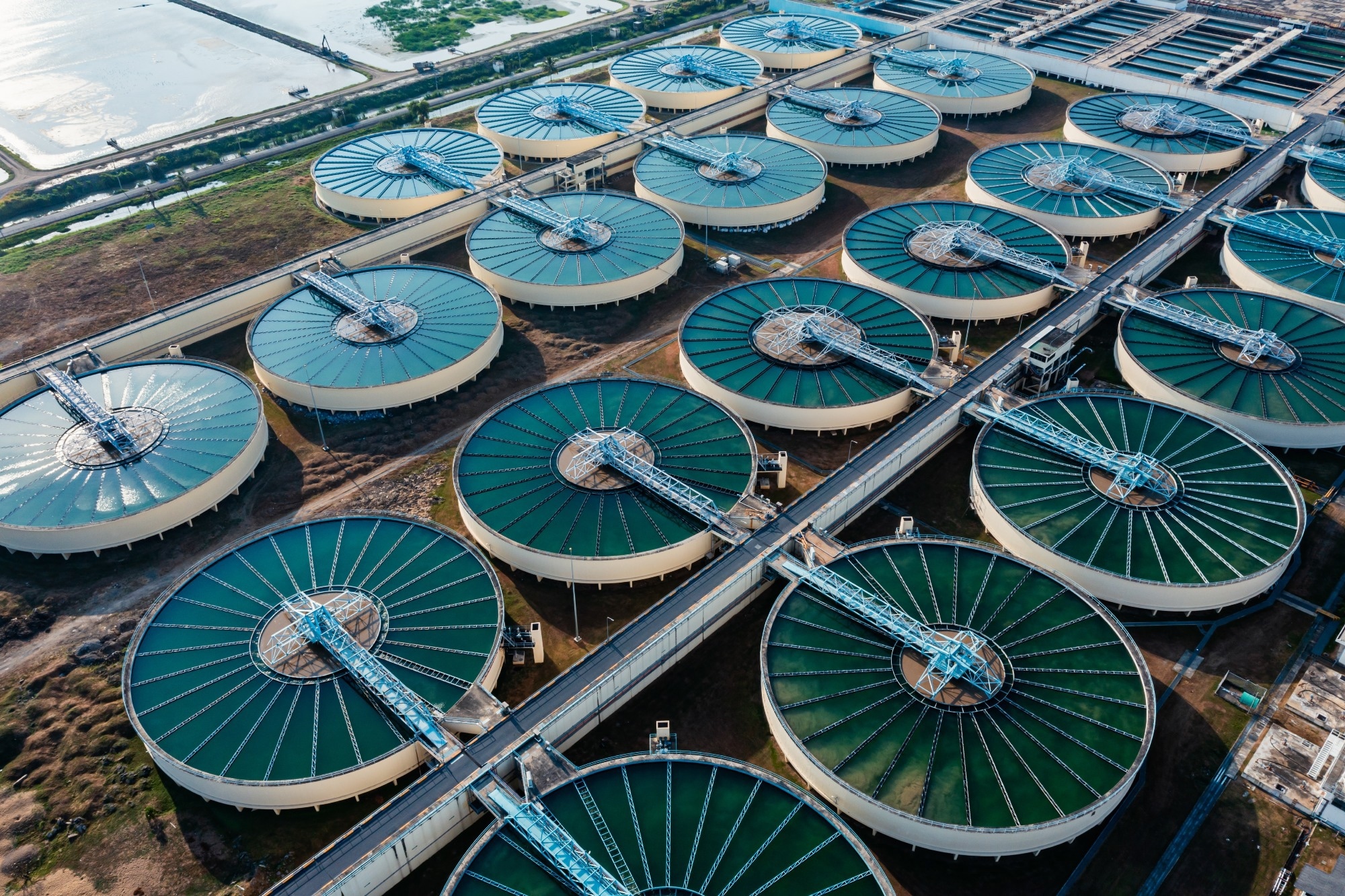 Study: Wastewater Surveillance for Influenza A Virus and H5 Subtype Concurrent with the Highly Pathogenic Avian Influenza A(H5N1) Virus Outbreak in Cattle and Poultry and Associated Human Cases — United States, May 12–July 13, 2024. Image credit: AU USAnakul / Shutterstock