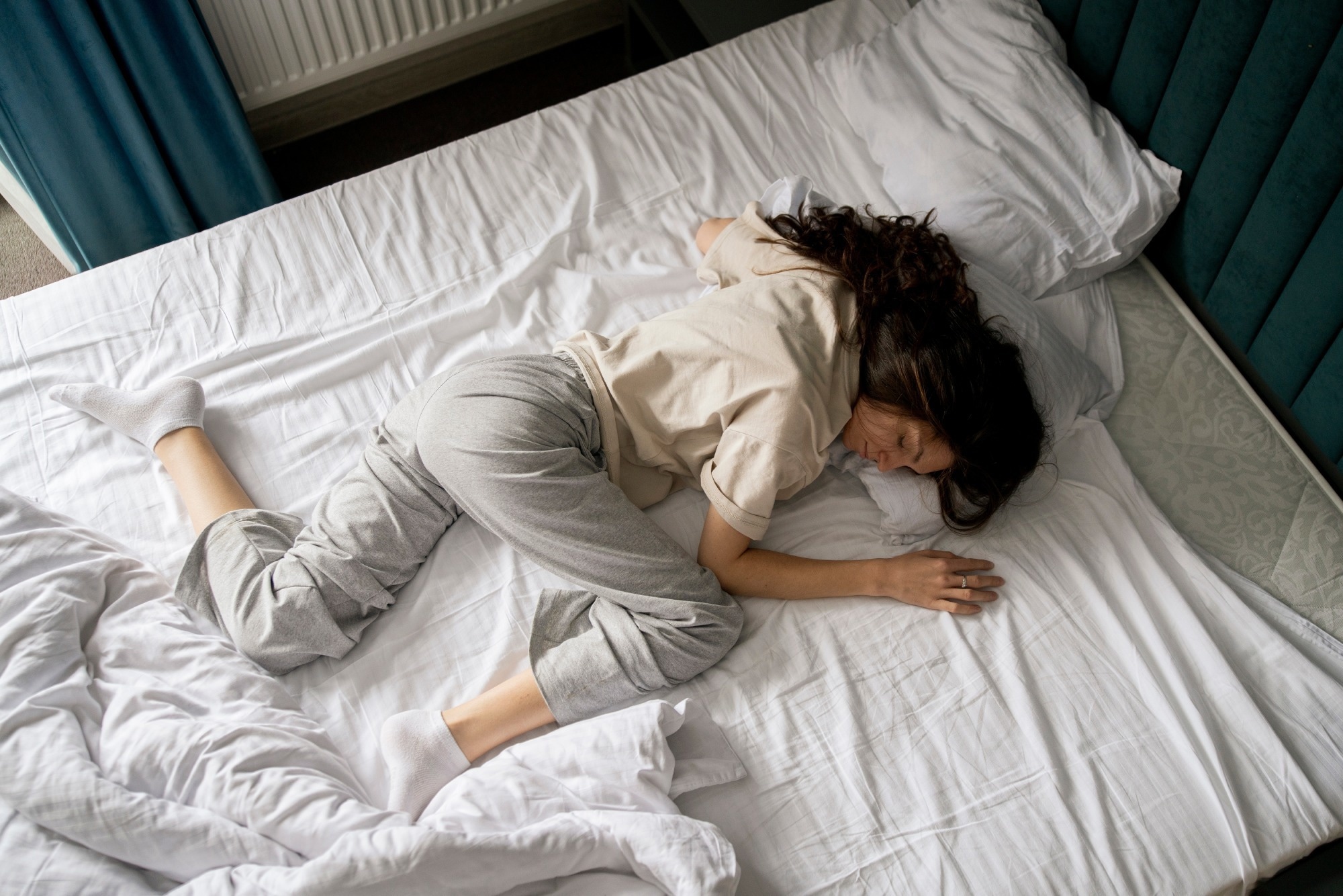 Study: The Impact of Alcohol on Sleep Physiology: A Prospective Observational Study on Nocturnal Resting Heart Rate Using Smartwatch Technology. Image Credit: Mike_shots / Shutterstock