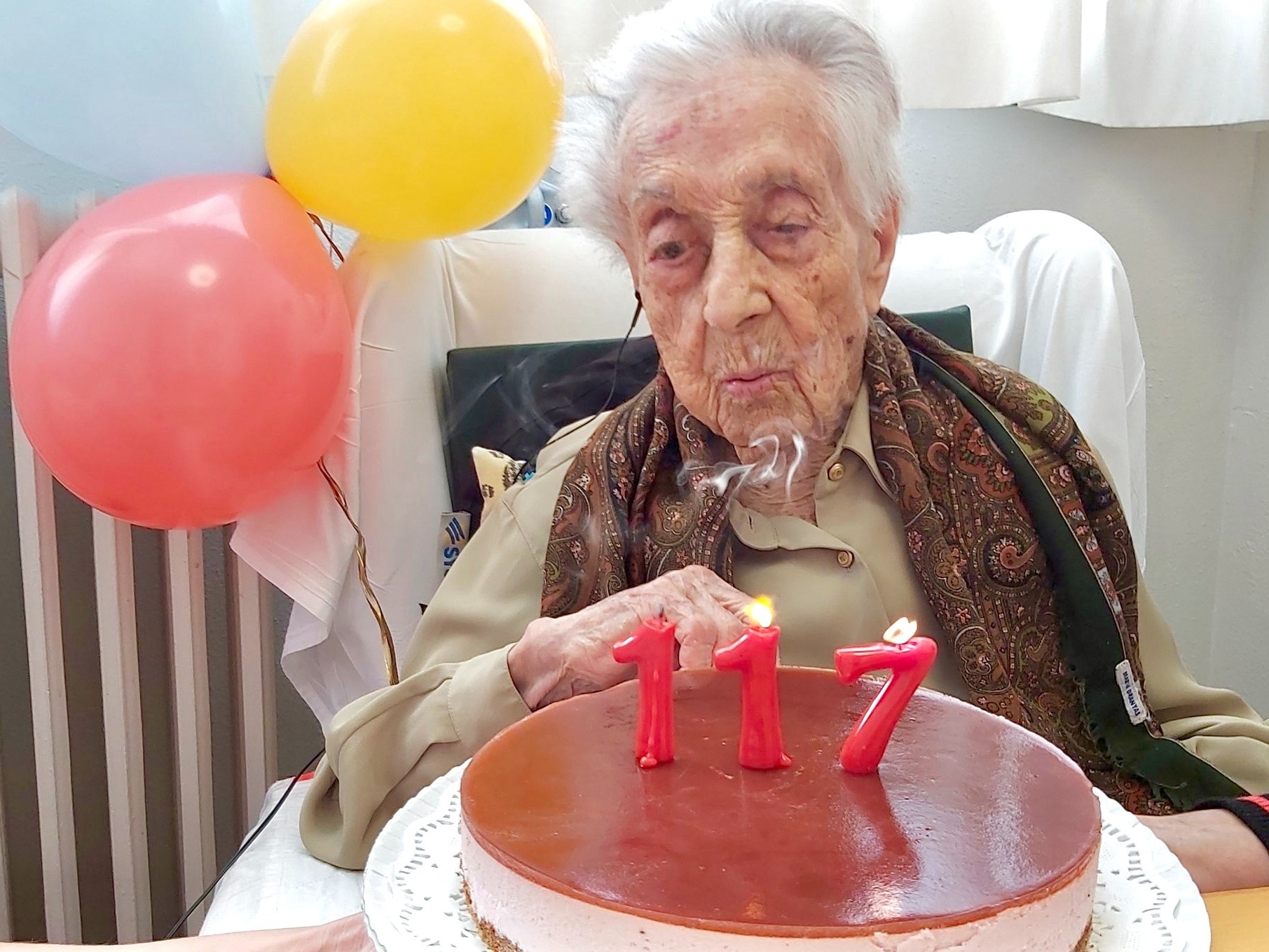 Maria Branyas Morera blowing out candles on the occasion of her 117th birthday on March 4, 2024. Arxiu de la família Branyas Morera, Public domain, via Wikimedia Commons